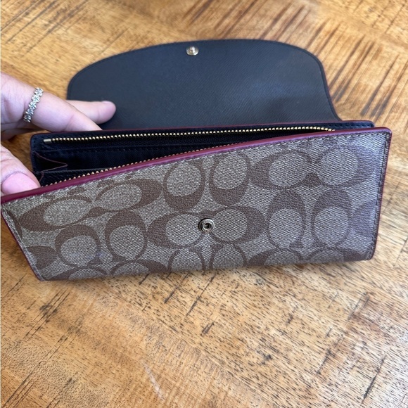 COACH Signature C Accordian wallet.  Faux Alligator trim. Excellent condition. - Picture 7 of 10